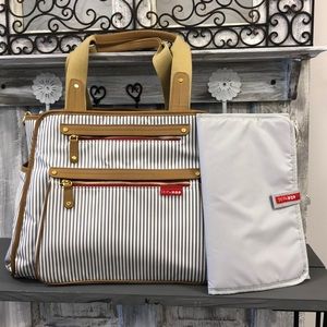 Skip Hop Diaper Bag. Tan Cream Stripe. Grey interi
